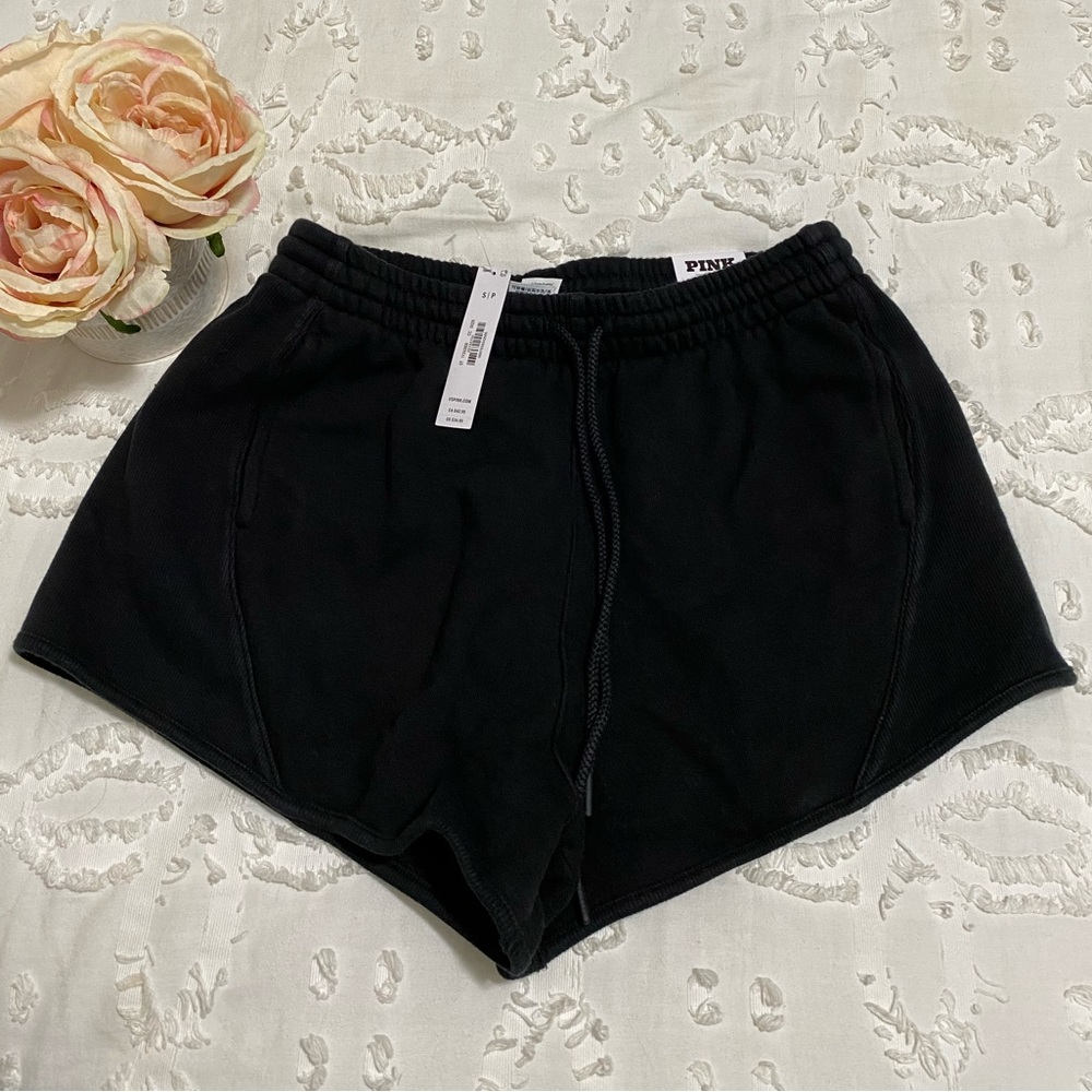 🆕 Victoria’s Secret PINK Ivy Fleece Curved Hem Shorts